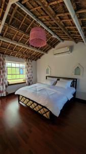 Postel nebo postele na pokoji v ubytování The Luxe Pushkar - A Luxury Farmstay in Pushkar