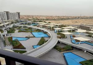 Pemandangan kolam renang di Spacious 2Bdrs duplex in Porto new Cairo atau di dekatnya