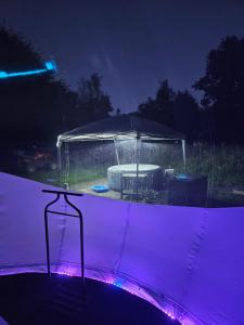 Fotografie z fotogalerie ubytování Nuit insolite dans une bulle avec jacuzzi privatif v destinaci Notre-Dame-dʼElle