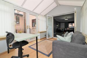 Signature - Binnie House في كومبيرنولد: غرفة معيشة بها أريكة وطاولة