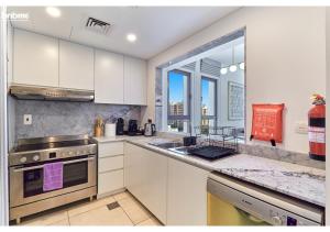 Kuchyň nebo kuchyňský kout v ubytování bnbmehomes - Elegant Pool View - 2BR Apartment - 607