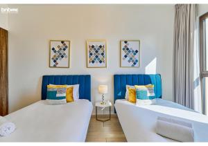 Postel nebo postele na pokoji v ubytování bnbmehomes - Elegant Pool View - 2BR Apartment - 607
