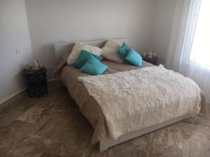 מיטה או מיטות בחדר ב-Beautiful apartment with SEAVIEW Malabata