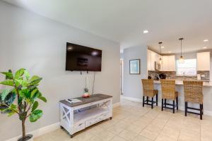 Φωτογραφία από το άλμπουμ του Palm Beach Townhome 4 Mi to Juno Beach Park! σε North Palm Beach