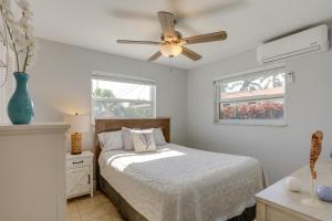 Katil atau katil-katil dalam bilik di Palm Beach Townhome 4 Mi to Juno Beach Park!