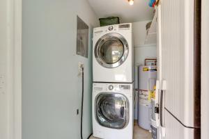 eine Waschküche mit Waschmaschine und Trockner in der Unterkunft Palm Beach Townhome 4 Mi to Juno Beach Park! in North Palm Beach