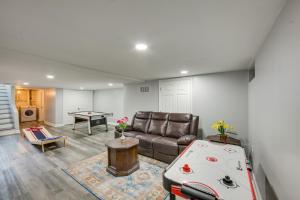 Зона вітальні в 1 Mi to Hersheypark Family Home with Game Room!