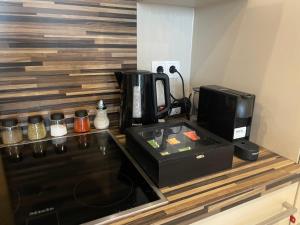 een keuken met een magnetron en een koffiezetapparaat op een aanrecht bij homey Apartments an der Schlachte in Bremen