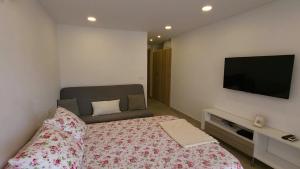 A television and/or entertainment centre at Estudio Rocío