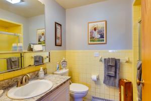 un baño con lavabo e inodoro en Pennsylvania Countryside Retreat with Deck and Yard!, en Emlenton 29 fotos más