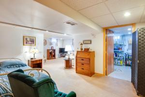1 dormitorio con 1 cama, escritorio y TV en Pennsylvania Countryside Retreat with Deck and Yard! en Emlenton