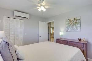 1 dormitorio blanco con 1 cama y ventilador de techo en Pet-Friendly Palm Beach Pad - 1 Mi to the Ocean!, en North Palm Beach