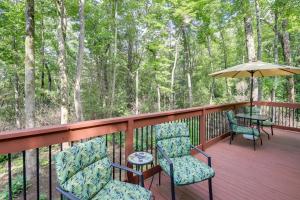 Μπαλκόνι ή βεράντα στο Quaint Smoky Mountain Cabin - 4 Mi to Gatlinburg!