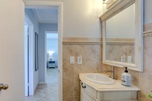 ノース・パーム・ビーチにある2 Mi to Swim and Shop Updated North Palm Beach Homeの洗面台と鏡のあるバスルーム +20枚の写真