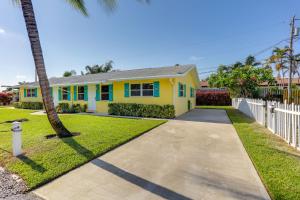 ノース・パーム・ビーチにある2 Mi to Swim and Shop Updated North Palm Beach Homeの白いフェンスと歩道のある黄色い家
