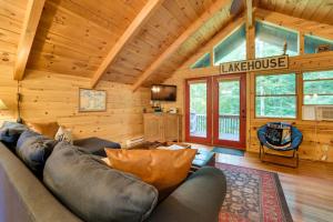 Χώρος καθιστικού στο Lakes, Beaches, Pool, Golf, Trails Michigan Cabin