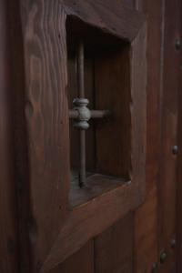 a wooden door with a pipe in the middle at Hotel Boutique Cerro del Sol in Cenes de la Vega