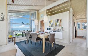 uma cozinha e sala de jantar com mesa e cadeiras em Beautiful Home In Vinderup With House Sea View em Vinderup