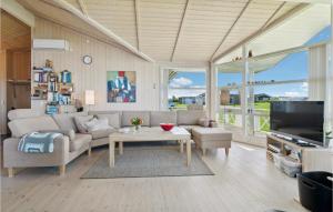 uma sala de estar com um sofá, uma mesa e uma televisão em Beautiful Home In Vinderup With House Sea View em Vinderup