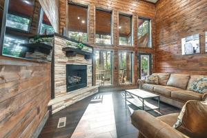 Η κουζίνα ή μικρή κουζίνα στο Sleek Cabin with Hot Tub 11 Mi to Broken Bow Lake!