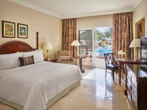 A bed or beds in a room at JW Marriott Hotel Cairo