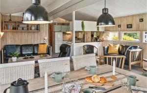Restaurace v ubytování Beautiful Home In Vggerlse With Kitchen
