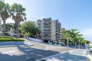 an empty street with a tall apartment building at Hauzify I Apartament Capellans in Salou