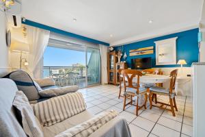 a living room with a couch and a table at Hauzify I Apartament Capellans in Salou