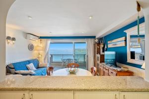 a kitchen and living room with a view of the ocean at Hauzify I Apartament Capellans in Salou
