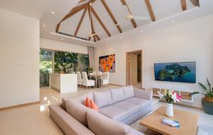 Χώρος καθιστικού στο 3-Bedroom Pool Villa in Trichada Bangtao