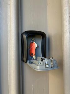 um abridor de porta com um pássaro na porta em Eget boende i privat uthuslänga em Alingsås