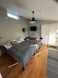 1 dormitorio con 1 cama grande en una habitación en Eget boende i privat uthuslänga, en Alingsås