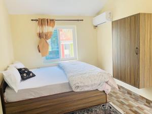 una piccola camera con letto e finestra di Prashiddha Resort a Dakshīnkāli
