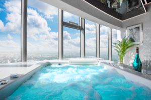 Bazén v ubytovaní Apartamenty Sky Tower z Jakuzzi Przy Oknie alebo v jeho blízkosti
