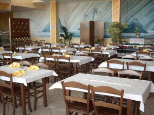 a dining room filled with tables and chairs at Il Bivio Hotel in Carmagnola