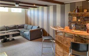 sala de estar con sofá y bar en Nice Home In Hultsfred With Kitchen, en Hultsfred