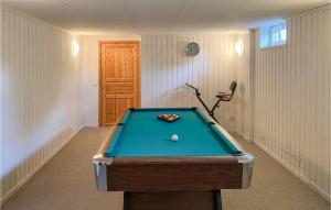 una habitación con una mesa de billar con una pelota. en Nice Home In Hultsfred With Kitchen, en Hultsfred