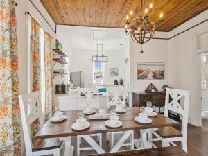 una sala da pranzo con tavolo e sedie in legno di The Vintage Sea Turtle a Galveston
