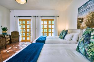1 dormitorio con 2 camas y sofá en Ocean House Swakopmund, en Swakopmund