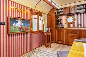a room with a red and white striped wall at Zigappo Pullman in Lychen