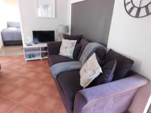 ein Wohnzimmer mit Sofa und Fernseher in der Unterkunft The Cottage in Krugersdorp