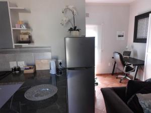 eine Küche mit einem Kühlschrank mitten im Raum in der Unterkunft The Cottage in Krugersdorp
