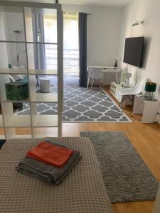 Televízia a/alebo spoločenská miestnosť v ubytovaní Apartament Francuska Pokoje Rooms