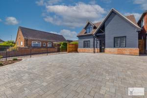 a brick driveway in front of a house at Silver Stag, Glamorous 5 BR House in Smisby