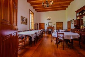 uma sala de jantar com mesas e cadeiras e um lustre em Heins Manor House em Stellenbosch