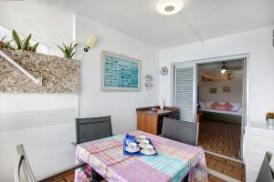 - une salle à manger avec une table et des chaises dans l'établissement Casita acogedora frente al mar, à El Pris
