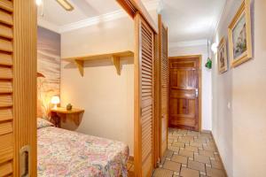 - une chambre avec un lit et une porte en bois dans l'établissement Casita acogedora frente al mar, à El Pris