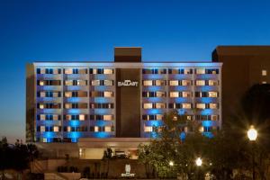 un hôtel avec des lumières bleues en face d'un bâtiment dans l'établissement Hotel Ballast Wilmington, Tapestry Collection by Hilton, à Wilmington