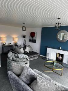 Posezení v ubytování Immaculate sea view 4-Bed House in Portstewart
