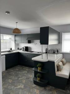 Kuchyň nebo kuchyňský kout v ubytování Immaculate sea view 4-Bed House in Portstewart